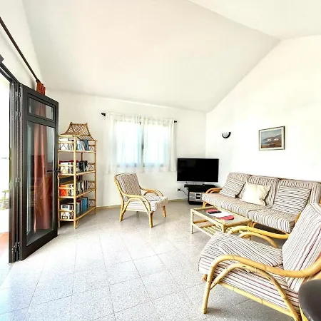 Bungalow Para Nudistas, Con Vista A La Piscina, En
