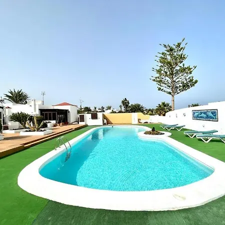 Bungalow Para Nudistas, Con Vista A La Piscina, En * Charco del Palo
