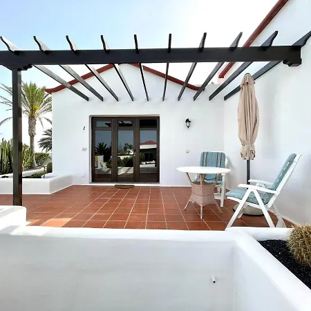 Bungalow Para Nudistas, Con Vista A La Piscina, En Appartement