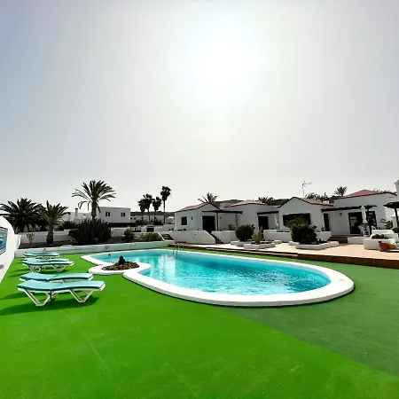 Bungalow Para Nudistas, Con Vista A La Piscina, En Appartement