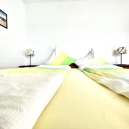 Bungalow Para Nudistas, Con Vista A La Piscina, En