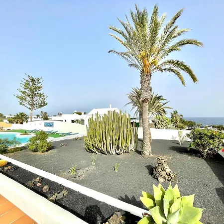 Bungalow Para Nudistas, Con Vista A La Piscina, En *