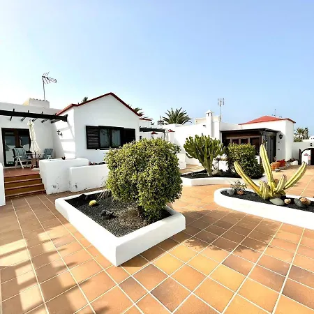 Bungalow Para Nudistas, Con Vista A La Piscina, En