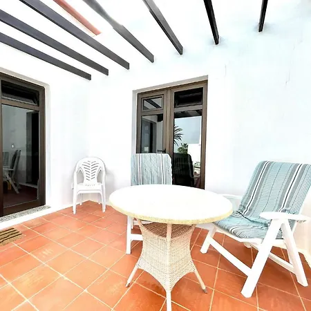 Bungalow Para Nudistas, Con Vista A La Piscina, En * Charco del Palo