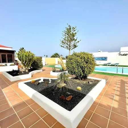 Bungalow Para Nudistas, Con Vista A La Piscina, En *